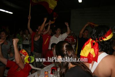 Celebran el triunfo de la \'roja\' en las piscina