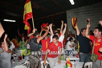 Celebran el triunfo de la \'roja\' en las piscina
