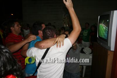 Celebran el triunfo de la \'roja\' en las piscina