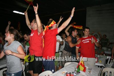 Celebran el triunfo de la \'roja\' en las piscina