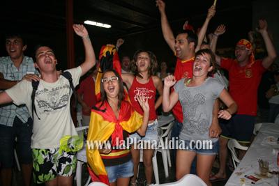 Celebran el triunfo de la \'roja\' en las piscina