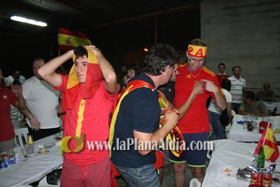 Celebran el triunfo de la \'roja\' en las piscina