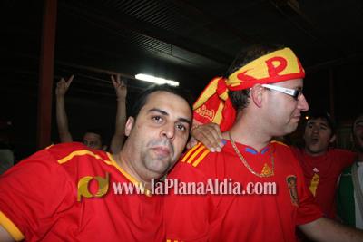 Celebran el triunfo de la \'roja\' en las piscina