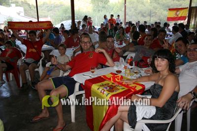 Celebran el triunfo de la \'roja\' en las piscina
