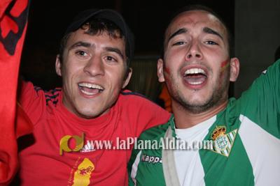 Celebran el triunfo de la \'roja\' en las piscina
