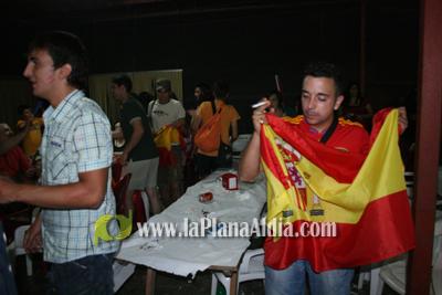 Celebran el triunfo de la \'roja\' en las piscina