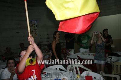 Celebran el triunfo de la \'roja\' en las piscina