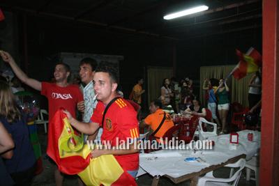 Celebran el triunfo de la \'roja\' en las piscina