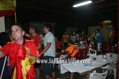 Celebran el triunfo de la \'roja\' en las piscina