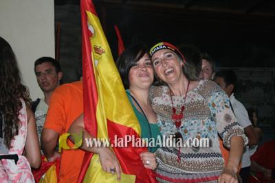 Celebran el triunfo de la \'roja\' en las piscina