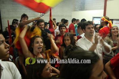 Celebran el triunfo de la \'roja\' en las piscina