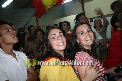 Celebran el triunfo de la \'roja\' en las piscina
