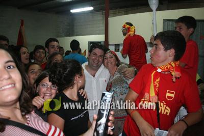 Celebran el triunfo de la \'roja\' en las piscina