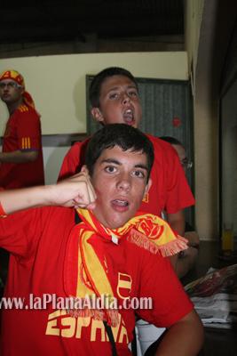 Celebran el triunfo de la \'roja\' en las piscina