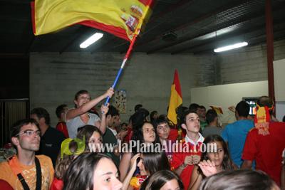 Celebran el triunfo de la \'roja\' en las piscina