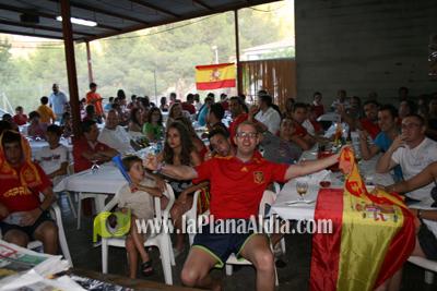Celebran el triunfo de la \'roja\' en las piscina