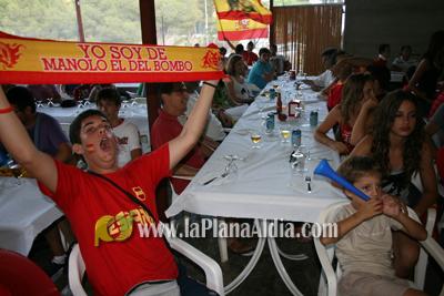 Celebran el triunfo de la \'roja\' en las piscina