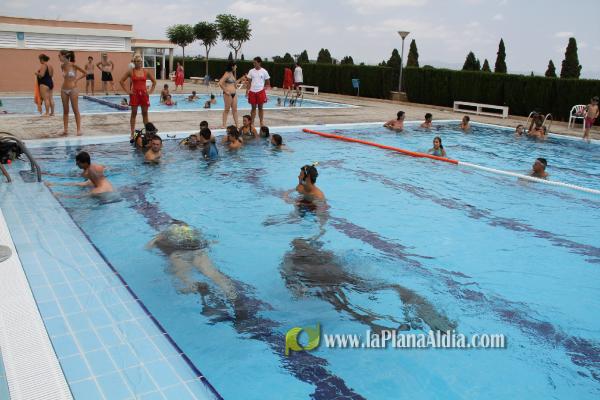 Medio centenar de personas participan en el bautismo de buceo que organizó Cruz Roja