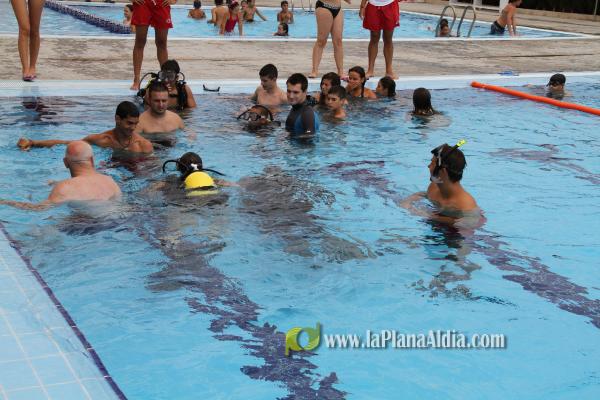 Medio centenar de personas participan en el bautismo de buceo que organizó Cruz Roja