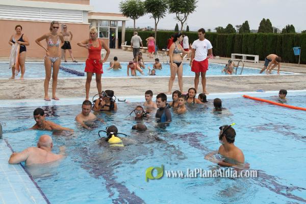 Medio centenar de personas participan en el bautismo de buceo que organizó Cruz Roja
