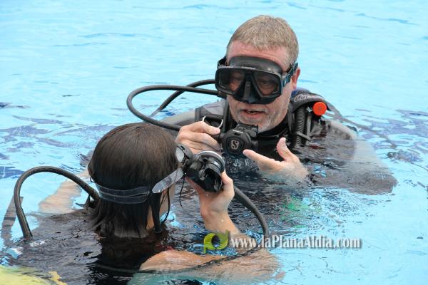 Medio centenar de personas participan en el bautismo de buceo que organizó Cruz Roja