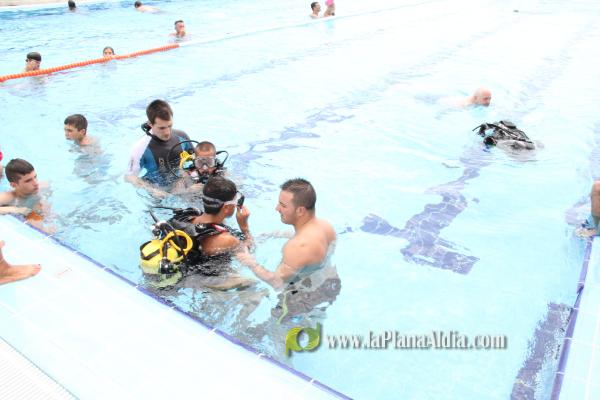 Medio centenar de personas participan en el bautismo de buceo que organizó Cruz Roja