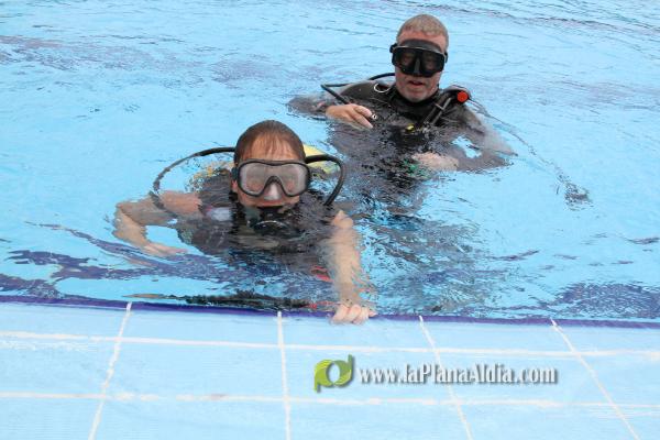 Medio centenar de personas participan en el bautismo de buceo que organizó Cruz Roja