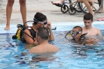 Medio centenar de personas participan en el bautismo de buceo que organizó Cruz Roja