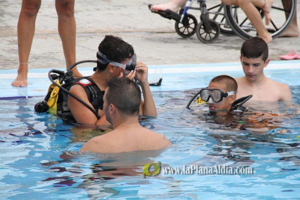 Medio centenar de personas participan en el bautismo de buceo que organizó Cruz Roja