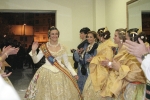 La Reina Fallera, Carmen Monfort, rep l\'afecte dels fallers en el seu acomiadament.
