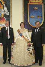 La Reina Fallera, Carmen Monfort, rep l\'afecte dels fallers en el seu acomiadament.