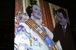 La Reina Fallera, Carmen Monfort, rep l\'afecte dels fallers en el seu acomiadament.