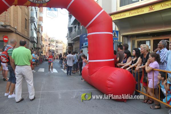 Mas de 350 participantes de todas las edades corrieron la XXIII Volta Popular a Peu a pesar del fuerte calor.