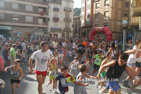 Mas de 350 participantes de todas las edades corrieron la XXIII Volta Popular a Peu a pesar del fuerte calor.