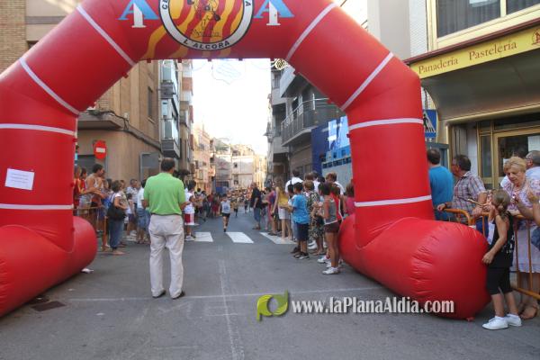 Mas de 350 participantes de todas las edades corrieron la XXIII Volta Popular a Peu a pesar del fuerte calor.