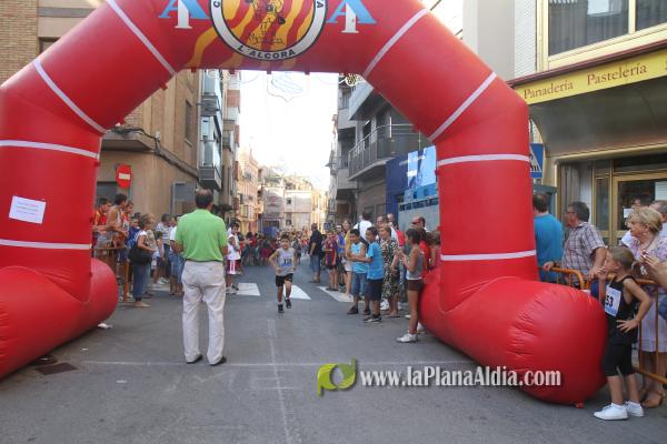 Mas de 350 participantes de todas las edades corrieron la XXIII Volta Popular a Peu a pesar del fuerte calor.
