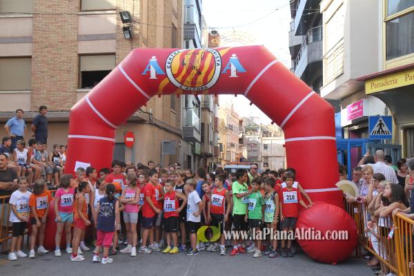 Mas de 350 participantes de todas las edades corrieron la XXIII Volta Popular a Peu a pesar del fuerte calor.