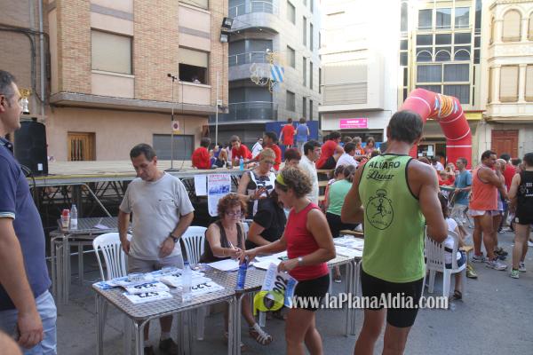 Mas de 350 participantes de todas las edades corrieron la XXIII Volta Popular a Peu a pesar del fuerte calor.