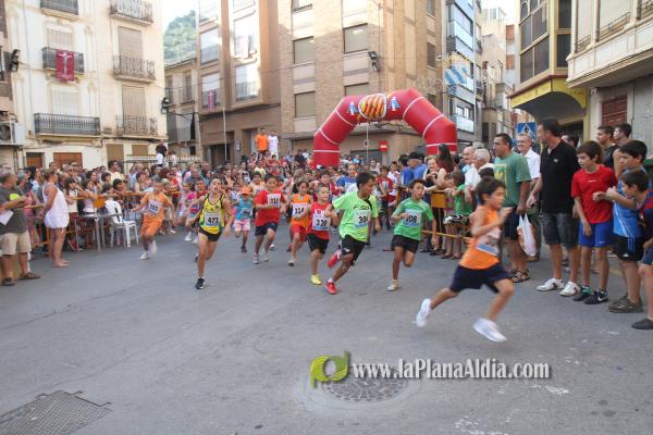 Mas de 350 participantes de todas las edades corrieron la XXIII Volta Popular a Peu a pesar del fuerte calor.