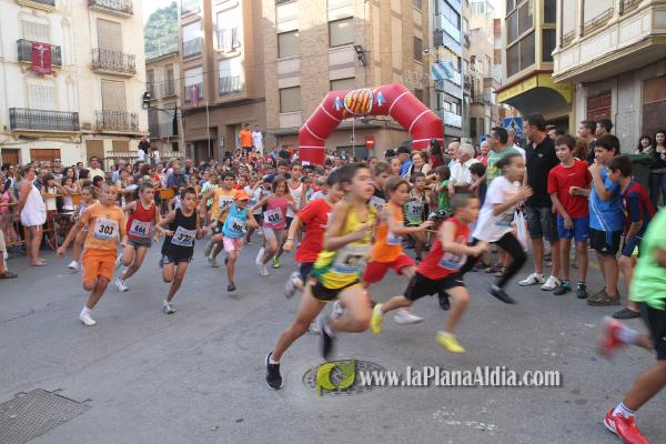 Mas de 350 participantes de todas las edades corrieron la XXIII Volta Popular a Peu a pesar del fuerte calor.