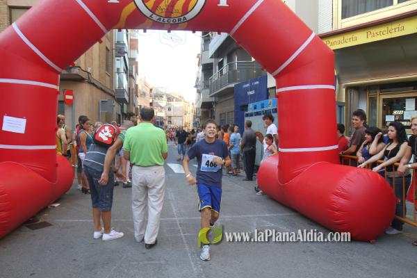 Mas de 350 participantes de todas las edades corrieron la XXIII Volta Popular a Peu a pesar del fuerte calor.