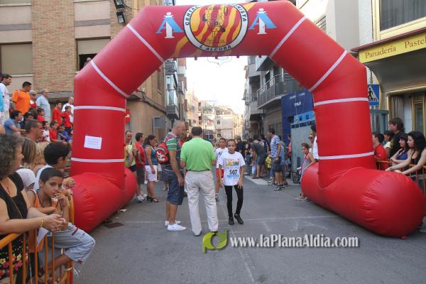 Mas de 350 participantes de todas las edades corrieron la XXIII Volta Popular a Peu a pesar del fuerte calor.