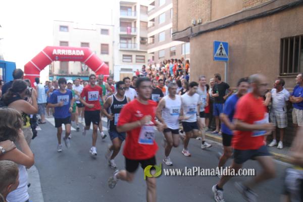 Mas de 350 participantes de todas las edades corrieron la XXIII Volta Popular a Peu a pesar del fuerte calor.
