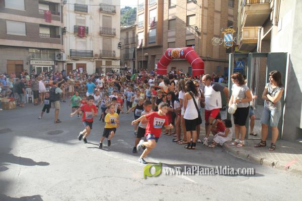 Mas de 350 participantes de todas las edades corrieron la XXIII Volta Popular a Peu a pesar del fuerte calor.