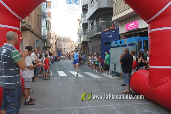 Mas de 350 participantes de todas las edades corrieron la XXIII Volta Popular a Peu a pesar del fuerte calor.