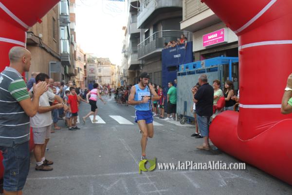Mas de 350 participantes de todas las edades corrieron la XXIII Volta Popular a Peu a pesar del fuerte calor.