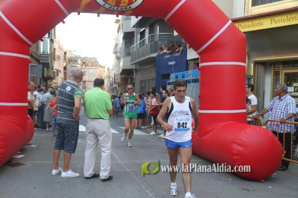 Mas de 350 participantes de todas las edades corrieron la XXIII Volta Popular a Peu a pesar del fuerte calor.