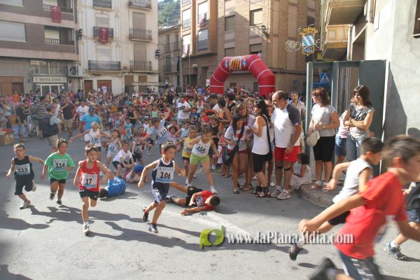 Mas de 350 participantes de todas las edades corrieron la XXIII Volta Popular a Peu a pesar del fuerte calor.