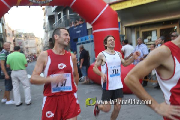 Mas de 350 participantes de todas las edades corrieron la XXIII Volta Popular a Peu a pesar del fuerte calor.
