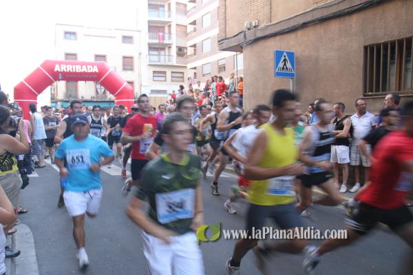 Mas de 350 participantes de todas las edades corrieron la XXIII Volta Popular a Peu a pesar del fuerte calor.
